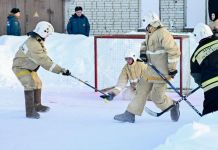Пожарные Заречного сыграли в хоккей в валенках