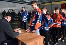 В Заречном чемпион Александр Кожевников встретился с юными хоккеистами