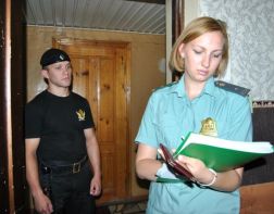 Задолжавшая своим детям более 1,5 млн рублей мать пряталась от приставов на даче