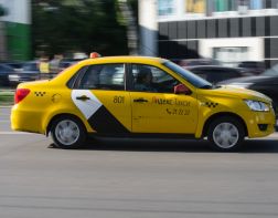 В сети обсуждают дорожный конфликт с участием водителя "Яндекс.такси".ВИДЕО