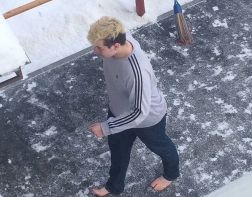 В Пензе парень гулял босиком по снегу 