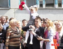 ﻿Мельниченко разрешил родителям прийти на линейки 1 сентября