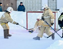 Пожарные Заречного сыграли в хоккей в валенках