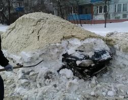 В Пензе во время уборки снега повредили автомобиль