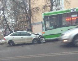 В Пензе на Ленина иномарка влетела в автобус, - соцсети
