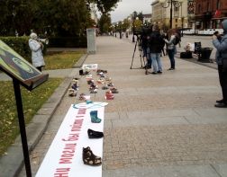 На Московской пензенцам показали 30 пар обуви нерожденных детей 