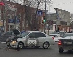 На улице Металлистов в результате ДТП изуродовало автомобиль 