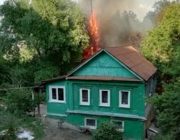 “Горел весь склон”: пожар на Западной поляне тушили 19 человек