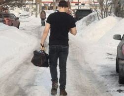 В Терновке мужчина гулял на морозе в одной футболке