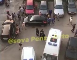 Житель улицы Ленина портил автомобили и кидался деньгами