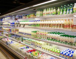 Молоко и молочные продукты будут продавать на разных полках