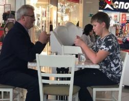 Пензенец сфотографировал губернатора с внуком в кафе