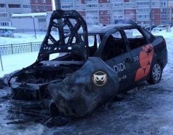 В Арбеково сгорел автомобиль такси