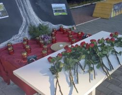 На площади у Дома молодежи открылся мемориал Памяти погибшим в Керчи 