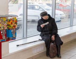 Пензенец просит объяснить продажу конфет из автоматов в пандемию
