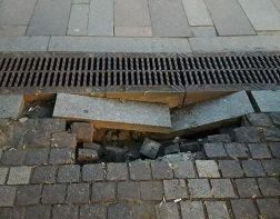 Люди падают: на Московской провалилась плитка