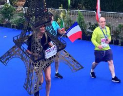 70-летний пенсионер пробежал 42 километра в костюме Эйфелевой башни