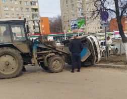 На проспекте Победы трактор перевернул легковушку