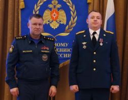 ﻿Министр МЧС России наградил зареченского пожарного медалью