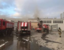 В Пензе на улице Металлистов произошел крупный пожар на складе