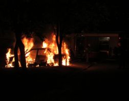Жители двух домов смотрели, как в их дворе горит машина
