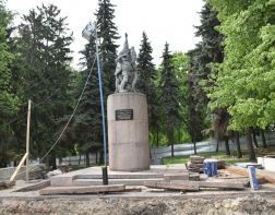 Куда исчезли вазоны и цепи от памятника борцам революции