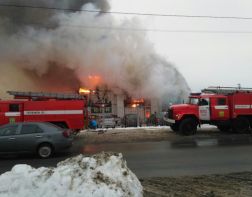 В Пензе горит здание автосалона на улице Автономной ﻿