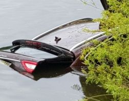 Спасатели достали из пруда затопленный автомобиль