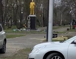   На Шуисте  памятник Ленину покрасили в золотой цвет