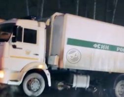 В Пензе грузовик ФСИН сбил 16-летних пешеходов - подробности