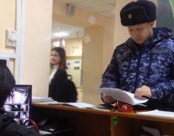Охранникам в школах предлагают зарплату 100 рублей в час