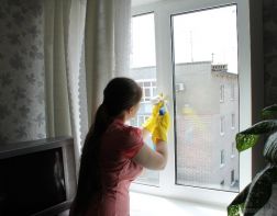 В Пензе пожилым людям помыли окна