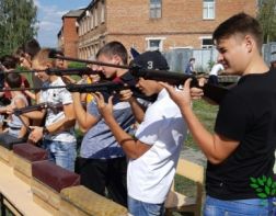 Пензенским школьникам дают мастер-класс по стрельбе из пневматической винтовки