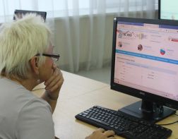 В библиотеке пенсионеров бесплатно обучают работе на компьютере
