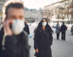 Минздрав призвал привитых от коронавируса россиян продолжать носить маски