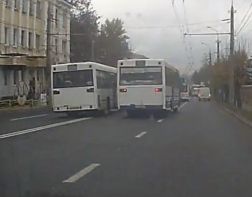 Водители автобусов устроили гонки на улице Кирова