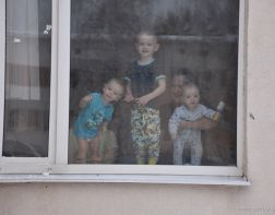 В Пензе детям устроили концерт под окнами больницы