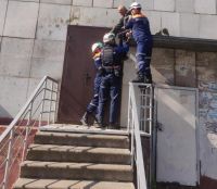 В Пензе мужчине помогли спуститься с козырька подъезда