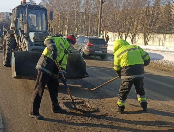 В Пензе на дорогах устраняют дефекты после зимы