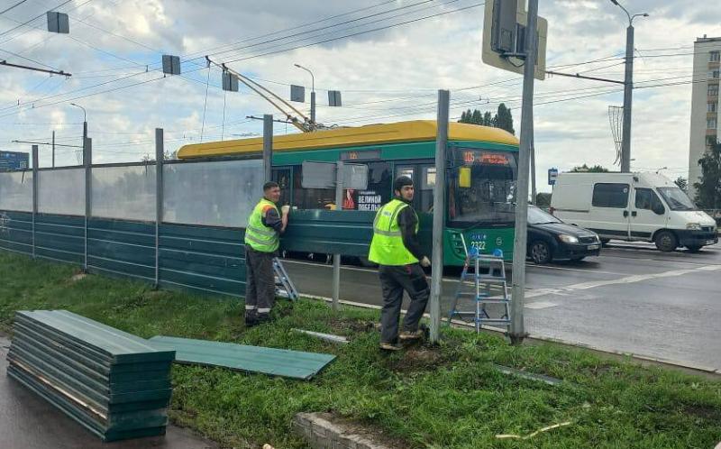 В Терновке вдоль дороги меняют шумозащитные экраны
